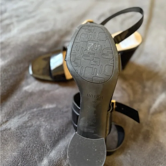 Unisa Black Patent Leather Sandals Size 9 - Picture 4 of 4